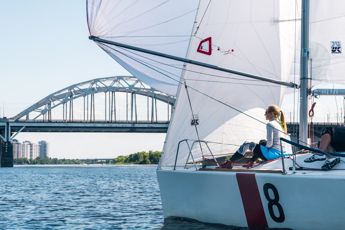 Где, как не под парусом, под шум волны думать о вечном