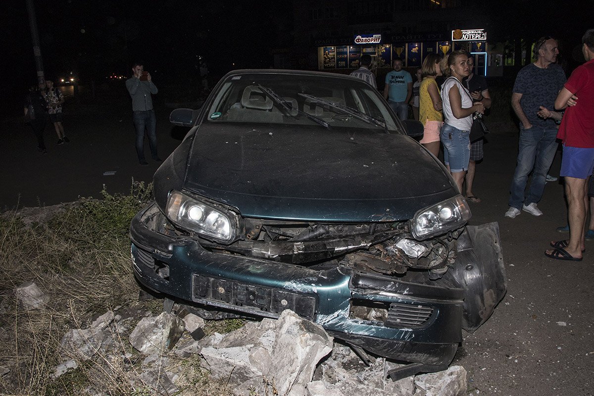 Opel вылетел на тротуар и снес клумбу