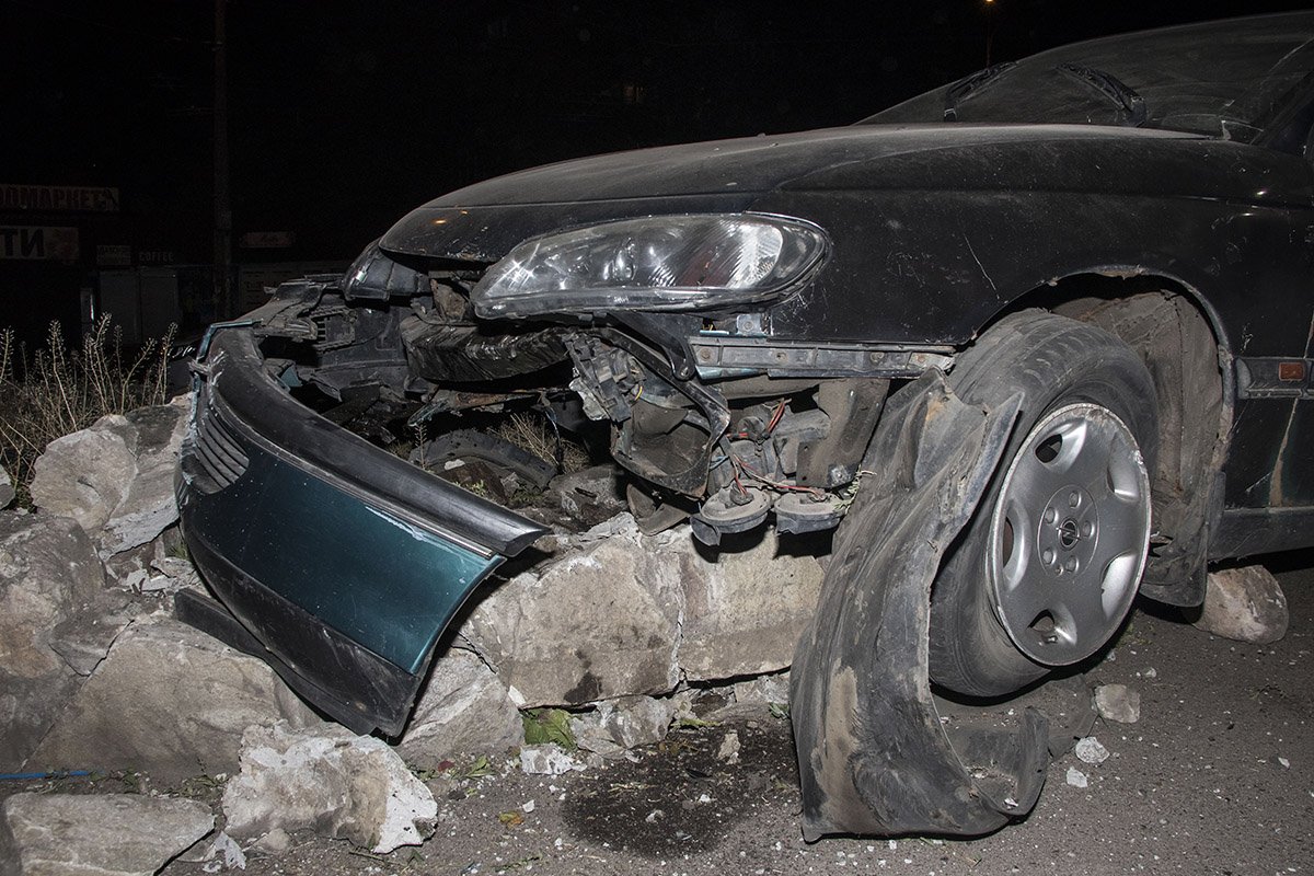 Перед автомобиля сильно разбит