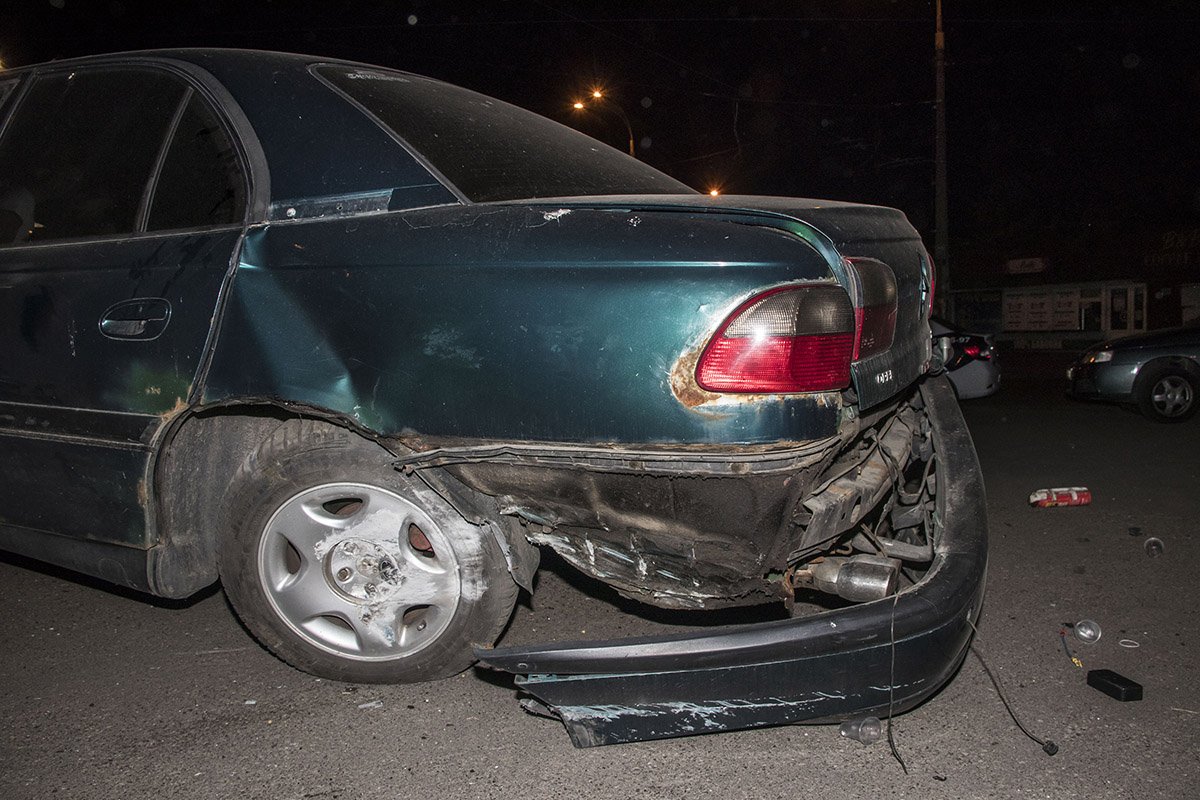 Перед клумбой, машина врезалась в бетонное основание рекламного щита