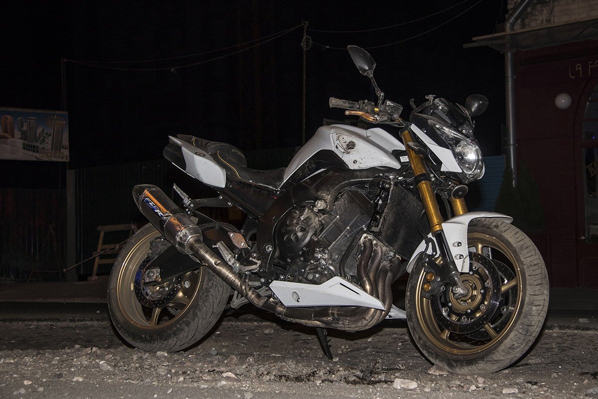 Как только набрали скорость около 60 км/ч, на дороге закончился асфальт, в их полосе началась грунтовая дорога. Как только набрали скорость около 60 км/ч, на дороге закончился асфальт, в их полосе началась грунтовая дорога.