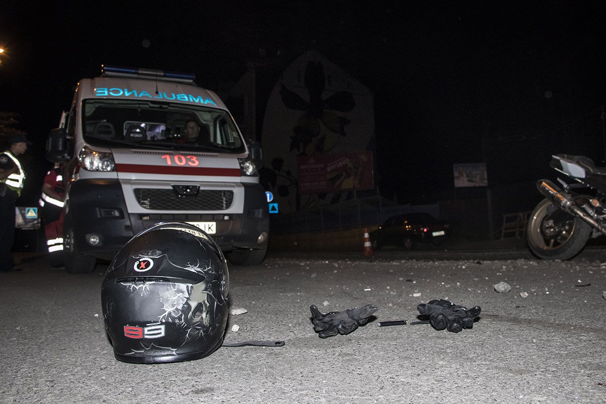 Водителя и девушку пассажира госпитализировали Водителя и девушку пассажира госпитализировали