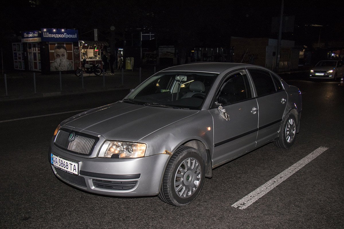 Девушку-пешехода, внезапно выбежавшую на дорогу, сбила Skoda Superb.