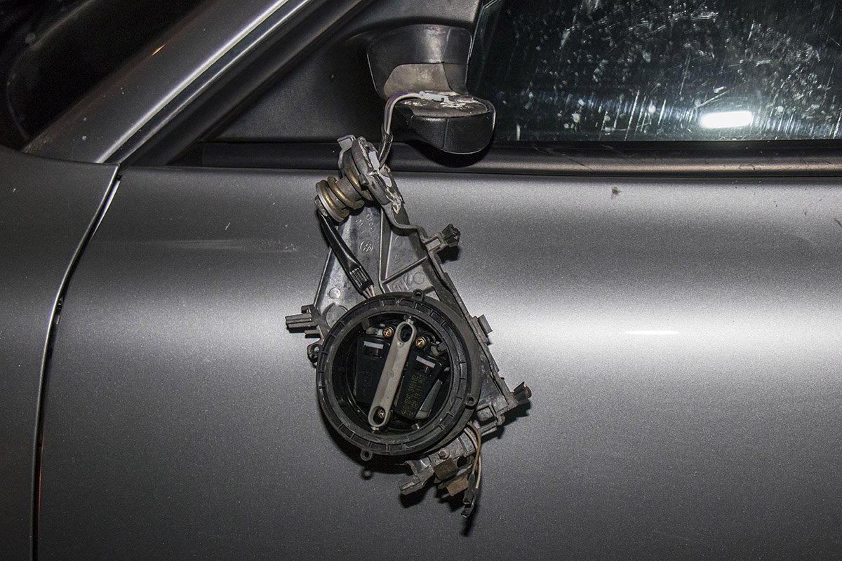 Выйдя на дорогу ее сразу же зацепил водительским зеркалом