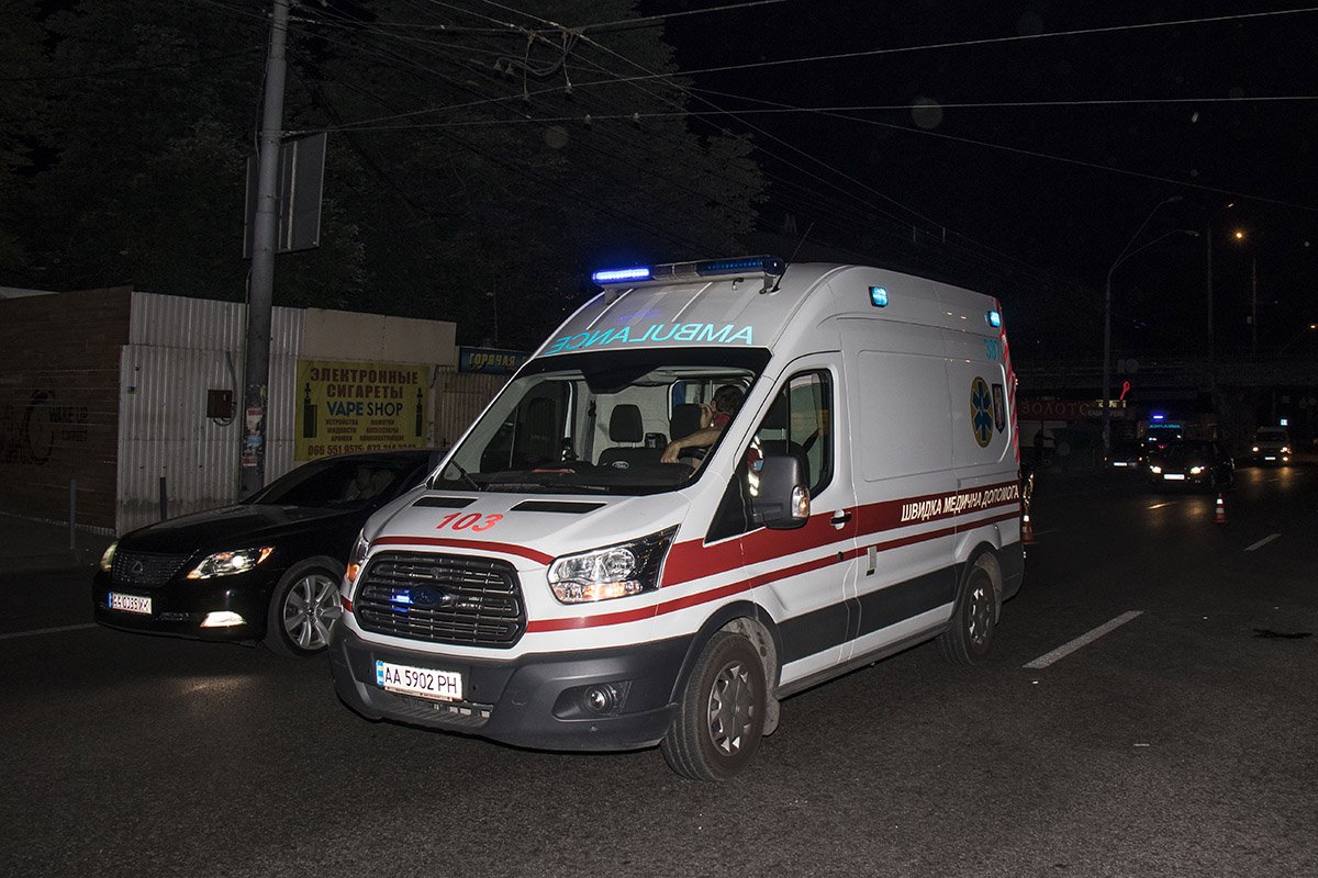 Девушку с травмами руки и ноги госпитализировали, на вид ей около 25 лет