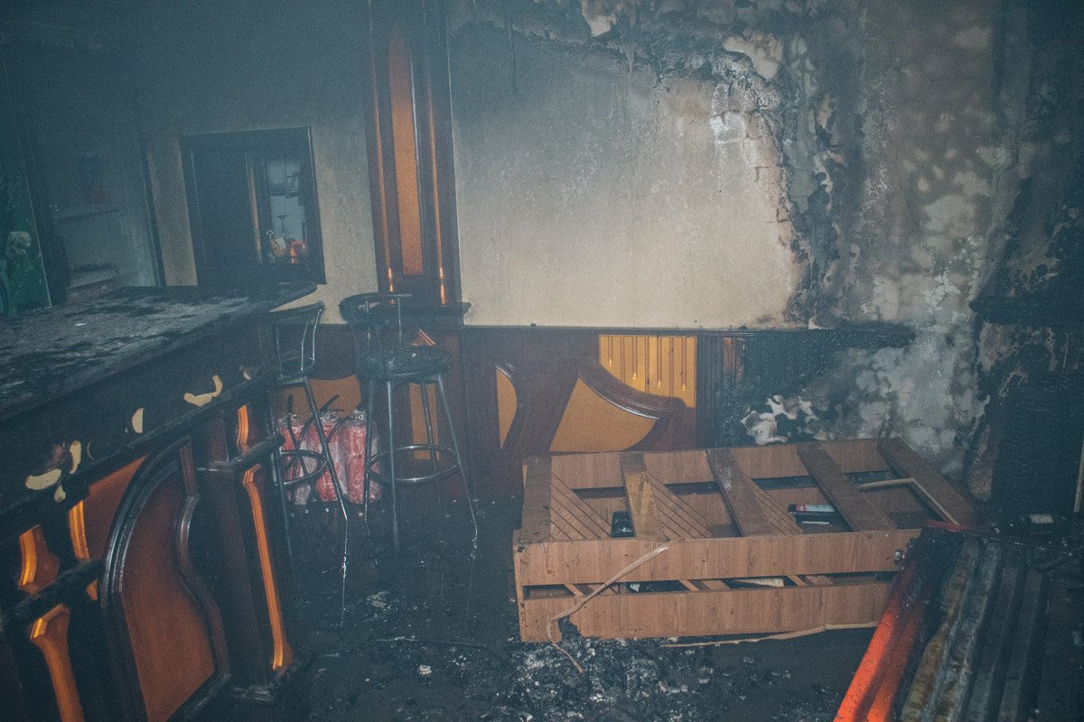 Также в помещении обгорели стены и мебель