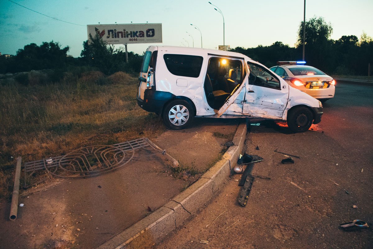В Киеве на Позняках Chevrolet протаранил Renault: пострадали четыре человека 3