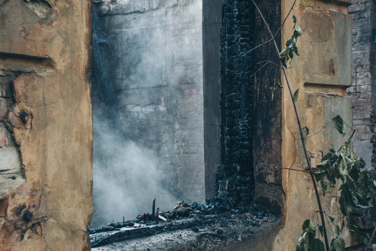 Огонь полностью уничтожил здание