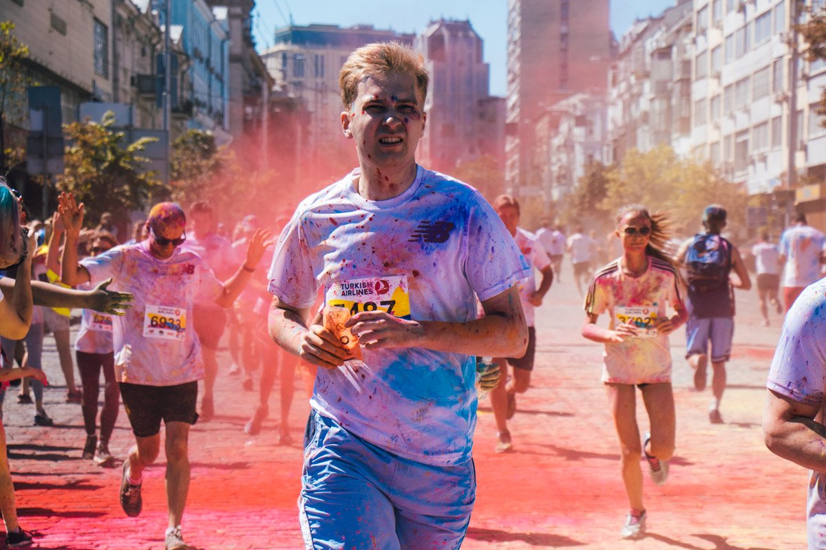 В кого бы мне бросить последний пакетик краски?