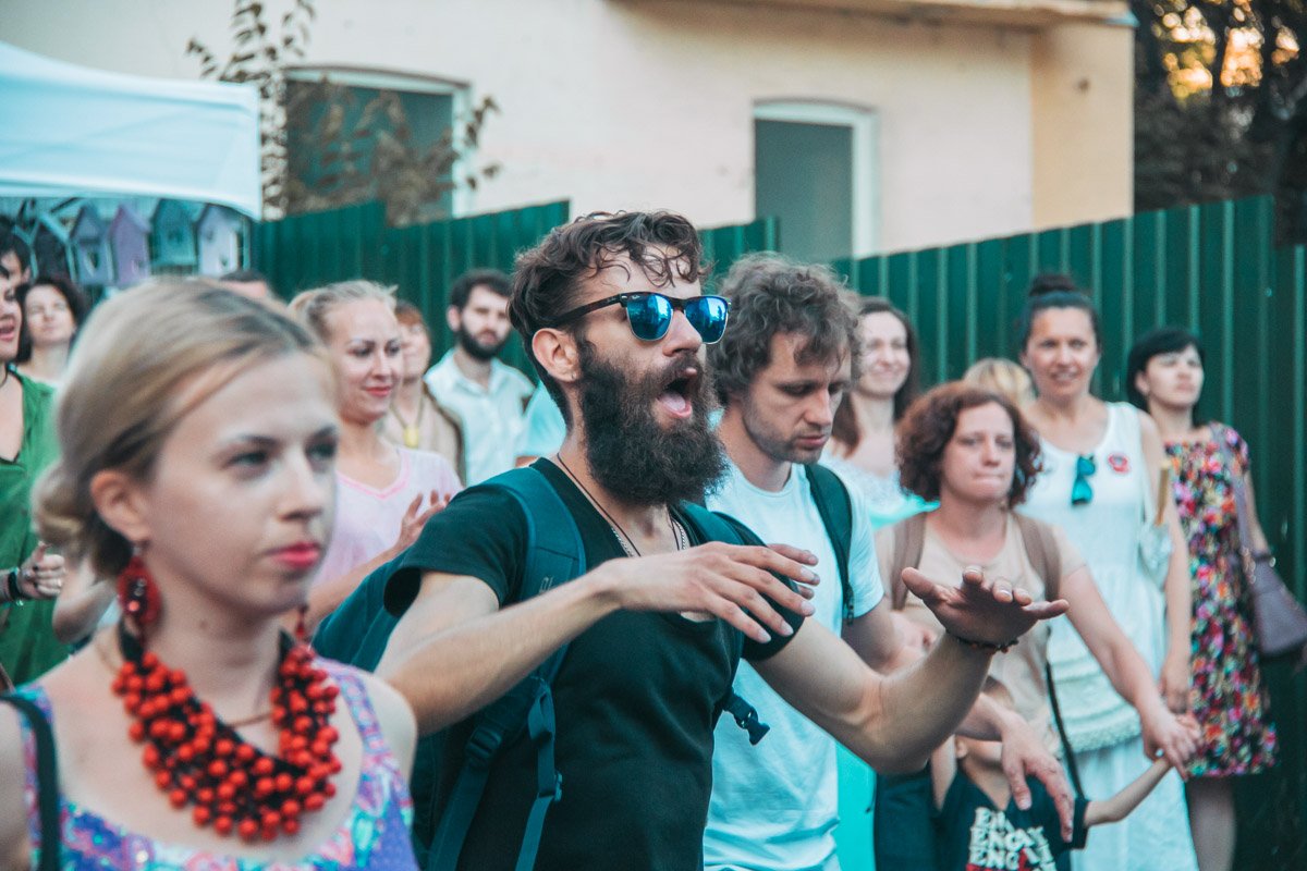 А кто-то отрывается под сценой