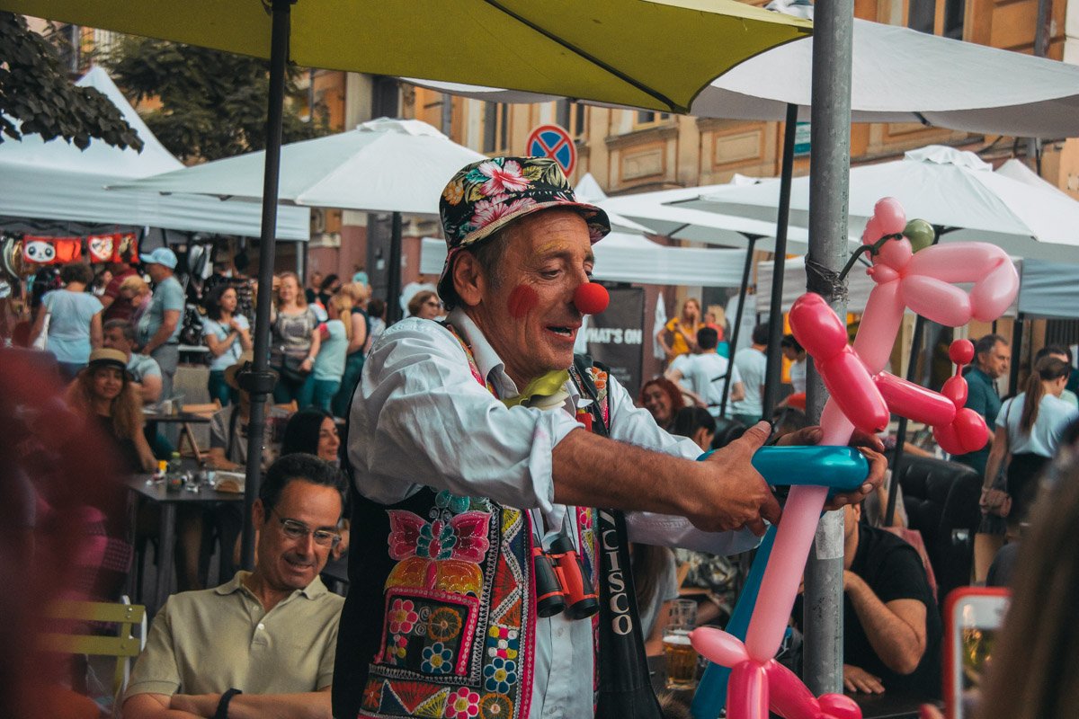 Клоун думает, чем их занять следующие пару минут