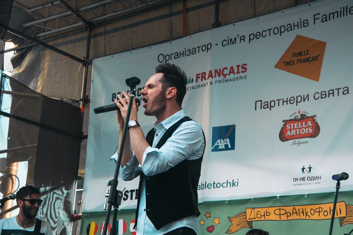 На сцене только живое исполнение