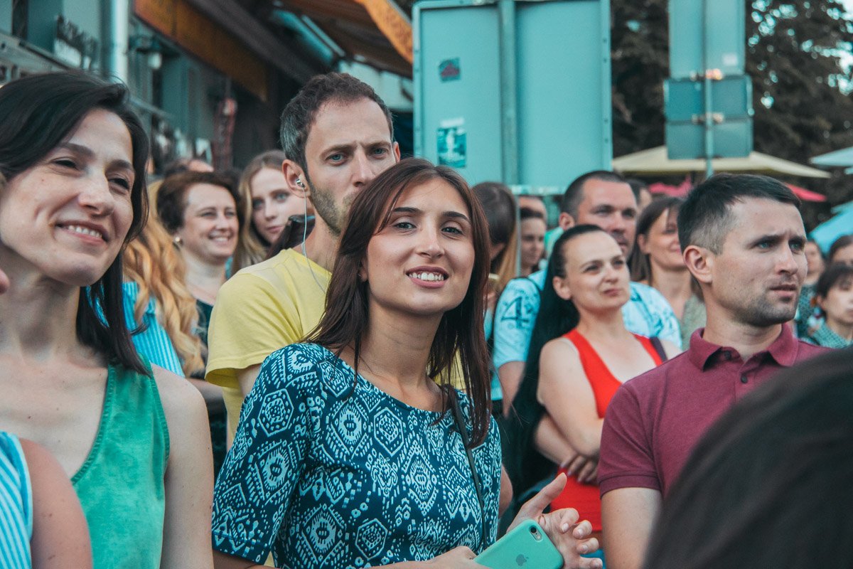 Или просто посмотреть в камеру