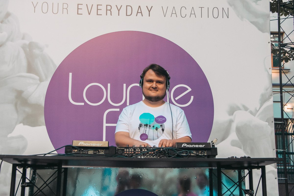 Не смотри на меня, а танцуй лучше!