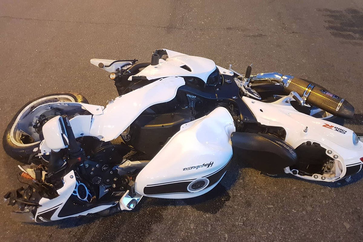 На Столичном шоссе столкнулись автомобиль Mazda и мотоцикл Suzuki 