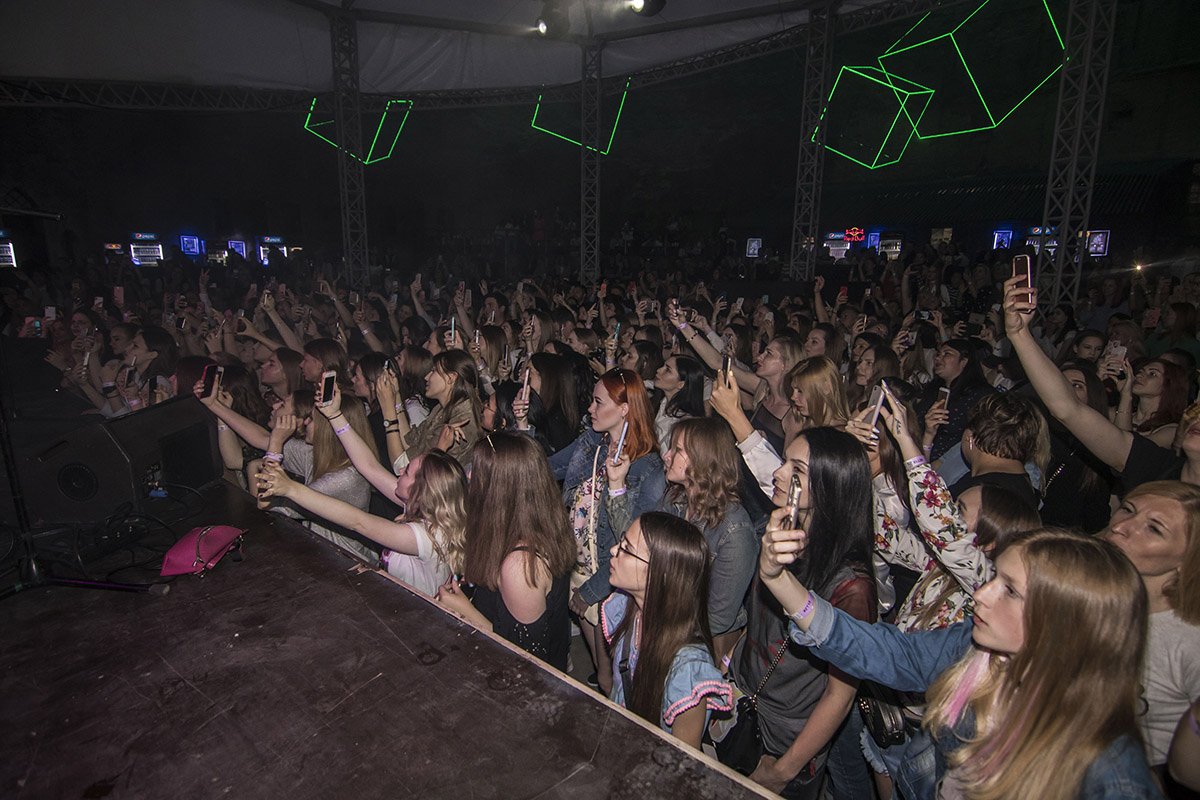 Девушки ни на минуту не выпускали из рук свои смартфоны: пытались запечатлеть каждую секунду, проведенную с любимым исполнителем Девушки ни на минуту не выпускали из рук свои смартфоны: пытались запечатлеть каждую секунду, проведенную с любимым исполнителем