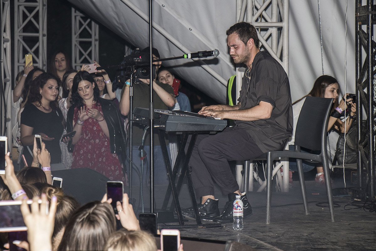 Рожден Ануси самостоятельно учился играть на фортепиано и барабанах, ведь в музыкальной школе его назвали "бездарным". А зря! Рожден Ануси самостоятельно учился играть на фортепиано и барабанах, ведь в музыкальной школе его назвали "бездарным". А зря!