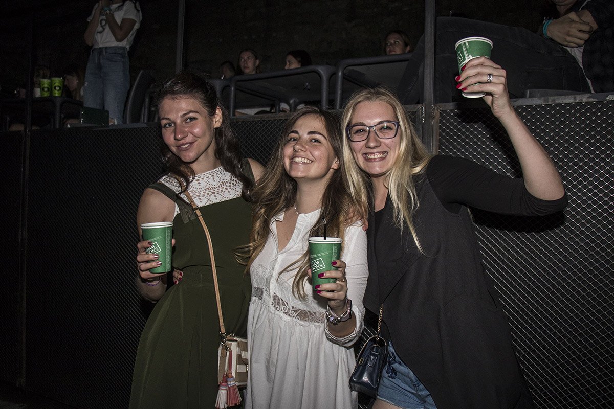 Поклонницы выбрали на этот вечер свои лучшие наряды, ведь поговаривают, сердце певца снова свободно Поклонницы выбрали на этот вечер свои лучшие наряды, ведь поговаривают, сердце певца снова свободно