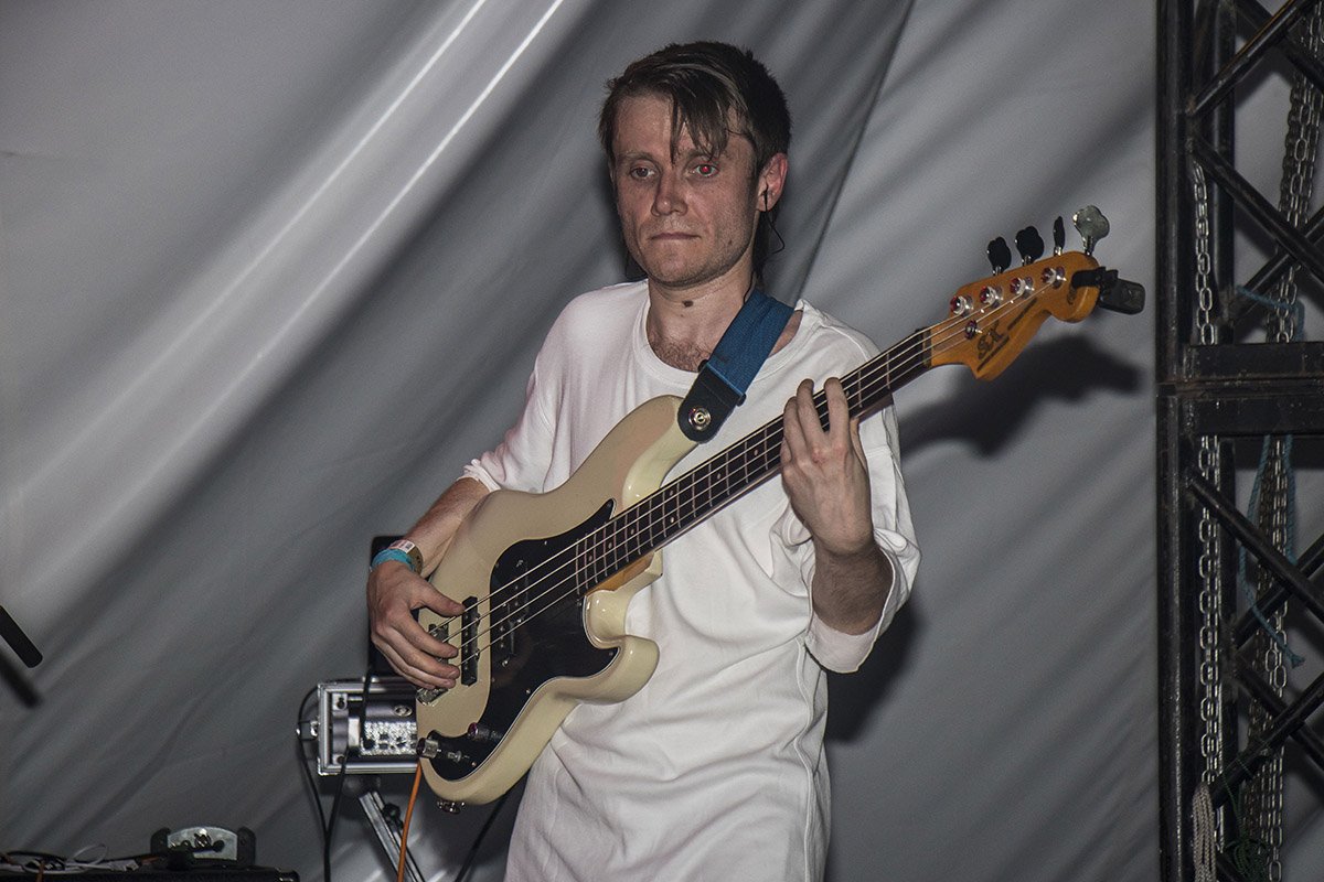 Изюминкой концерта были взаимоотношения Рождена с его группой: он смеялся, танцевал, обнимал и целовал их прямо на сцене Изюминкой концерта были взаимоотношения Рождена с его группой: он смеялся, танцевал, обнимал и целовал их прямо на сцене