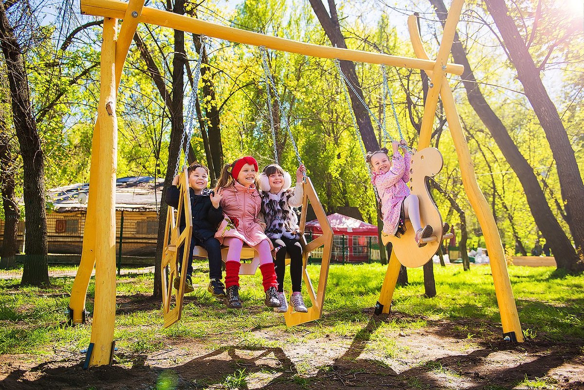 В Киеве появилось место с уникальными качелями 