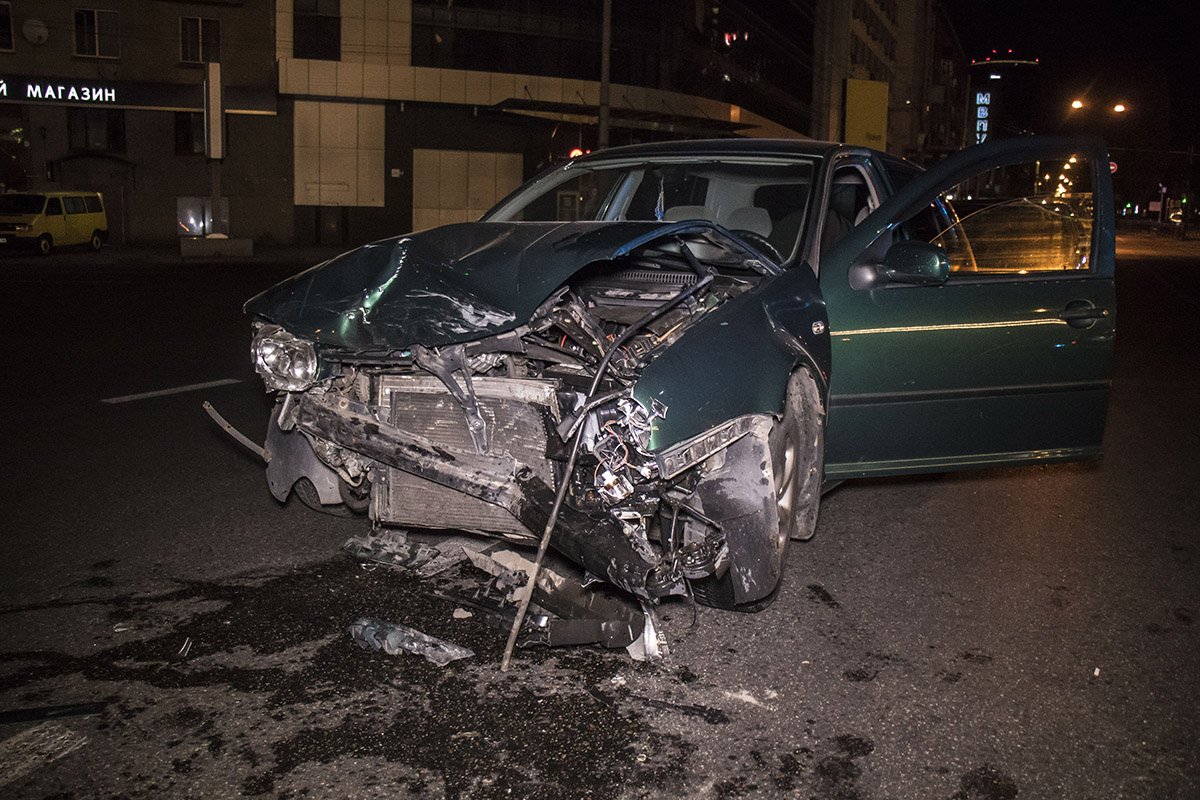 На проспекте Победы столкнулись Mitsubishi Lancer Volkswagen Golf