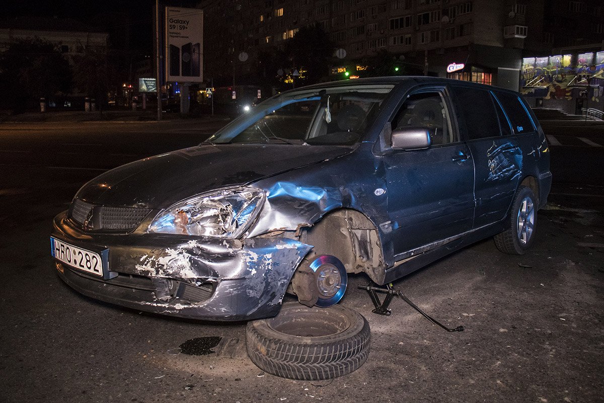 Машину чинят прямо на месте