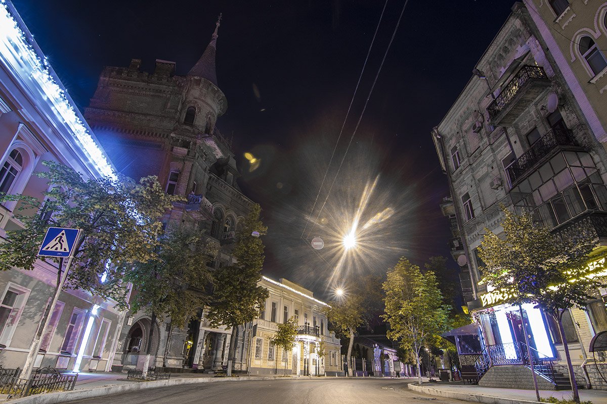 Ночью Ярославов Вал выглядит совершенно иначе