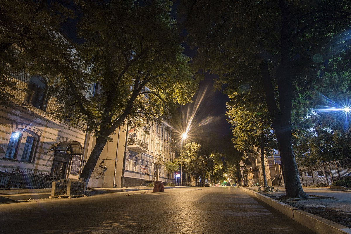 Пустынная улица спокойно спит 