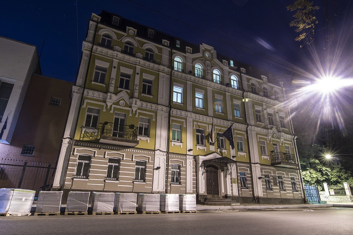 Даже ночью в посольстве Италии не прекращается работа 