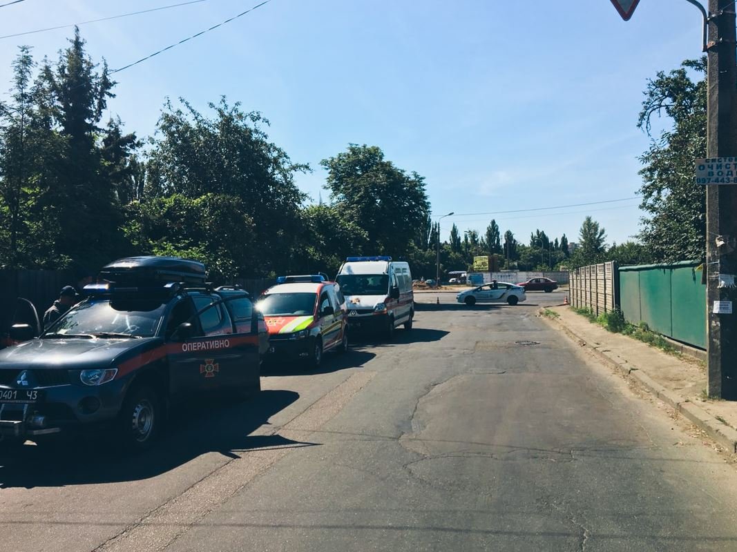 На месте спасатели, полиция и медики