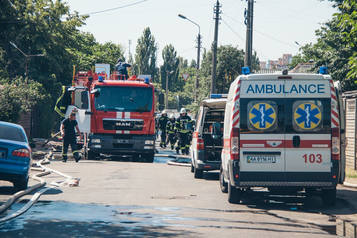 Для удобства подъезда и работы спецтехники была перекрыта вся улица 