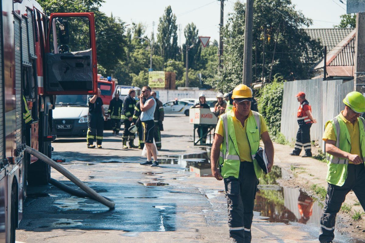 На месте происшествия работали 4 пожарных части 