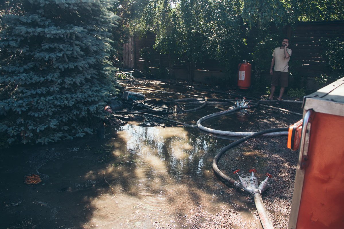 Весь двор залило водой 