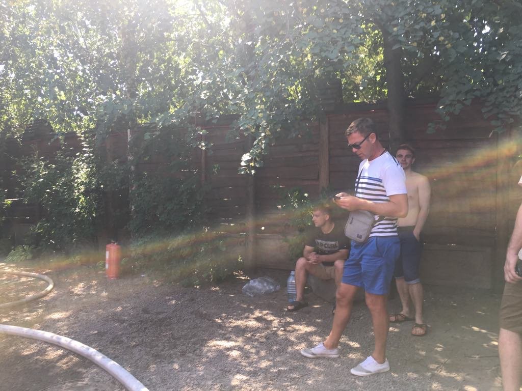 Сотрудник сауны, который силой препятствовал работе журналистов, угрожал их жизни и здоровью.