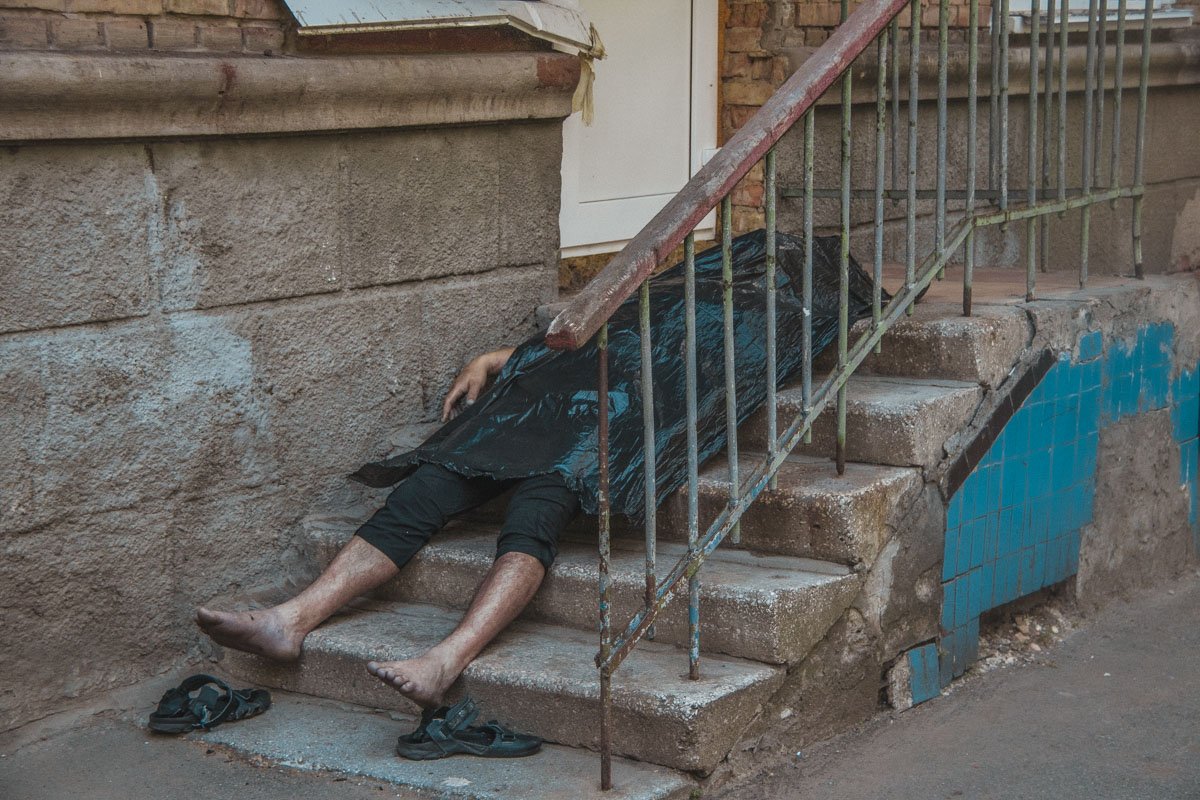 Труп на ступеньках обнаружили около 11:00