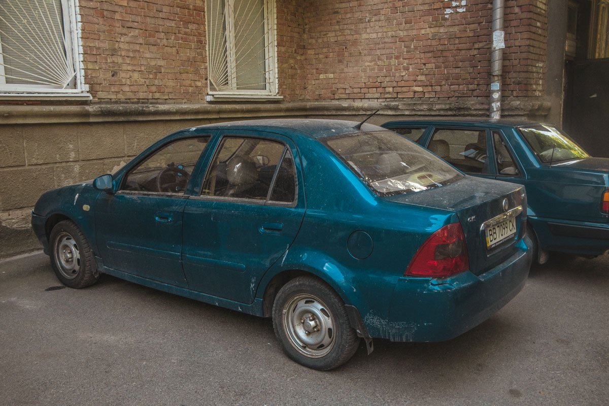 По словам очевидцев, во дворе стоит автомобиль Geely, который, как предполагают, принадлежал умершему
