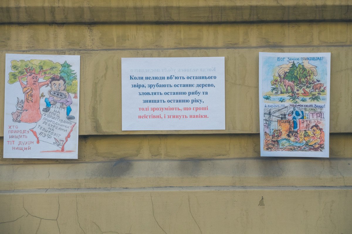 Активисты расклеили плакаты прямо на здании агентства лесных ресурсов 