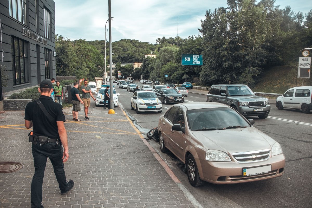 Мотоциклист ехал по Старонаводницкой в сторону бульвара Леси Украинки