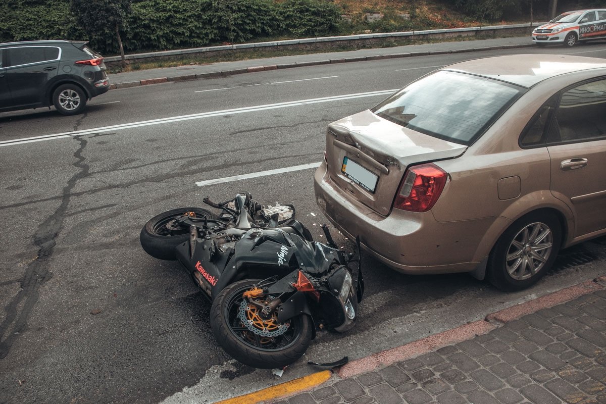 После очередного поворота байкер потерял контроль над мотоциклом и слетел с него. 