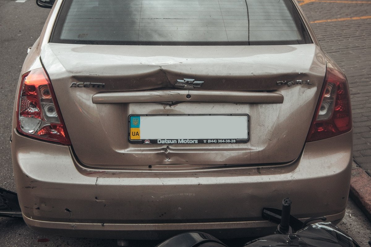 Следы от удара байка