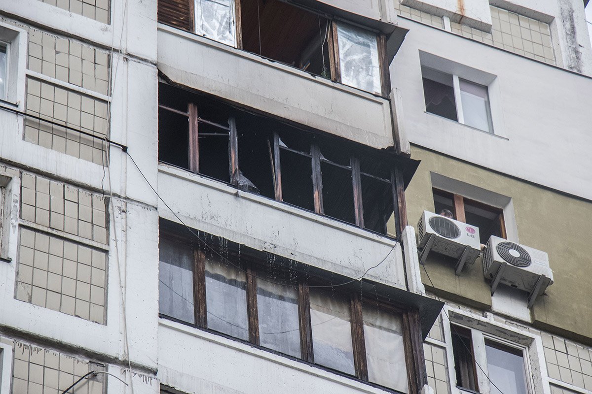 Огонь охватил балкон квартиры на 12 этаже
