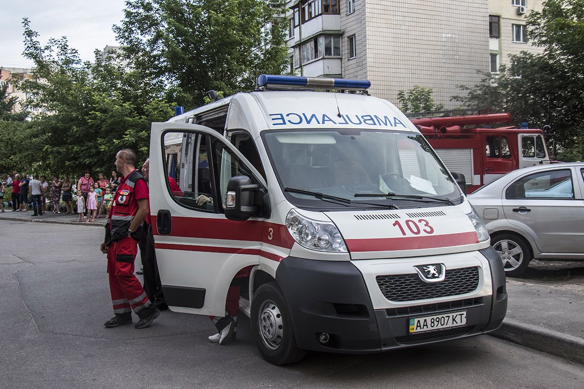 На место выезжало три пожарных расчета, а также полиция и медики