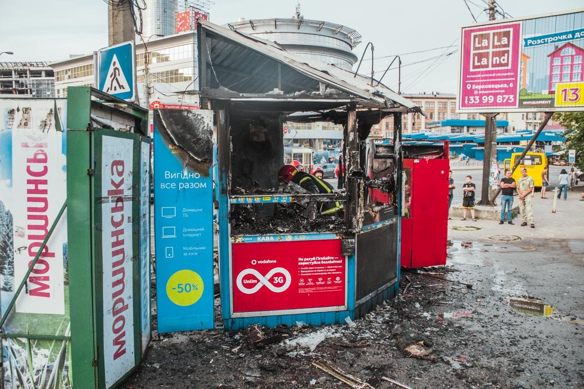 На улице Дегтяревской сгорел сигаретный киоск На улице Дегтяревской сгорел сигаретный киоск