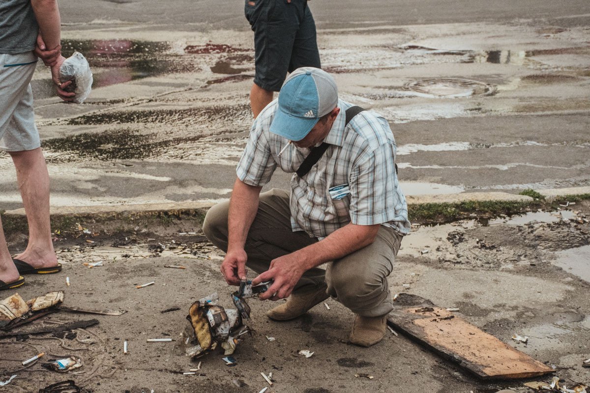 Прохожие попытались воспользоваться ситуацией, собирая сигареты из пылающего ларька Прохожие попытались воспользоваться ситуацией, собирая сигареты из пылающего ларька