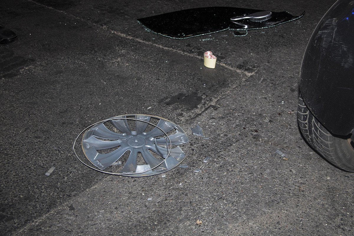 Автомобиль поставили на колеса прохожие Автомобиль поставили на колеса прохожие