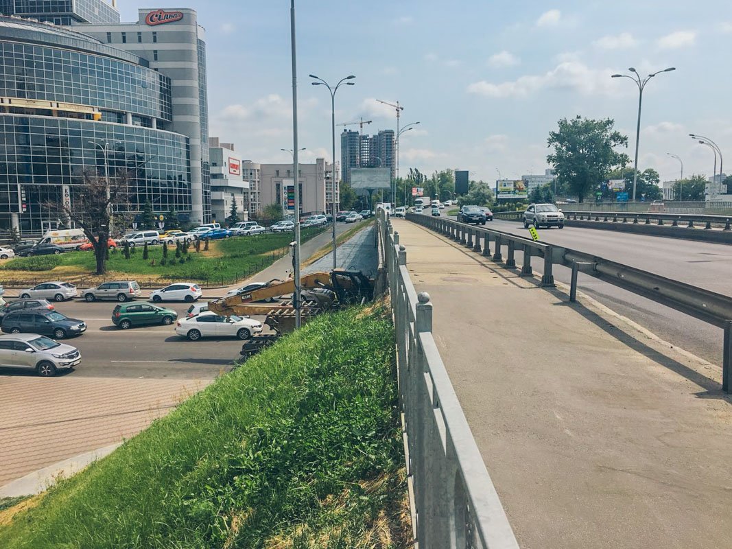 В районе метро "Левобережная" произошло ДТП с участием грузовика с экскаватором