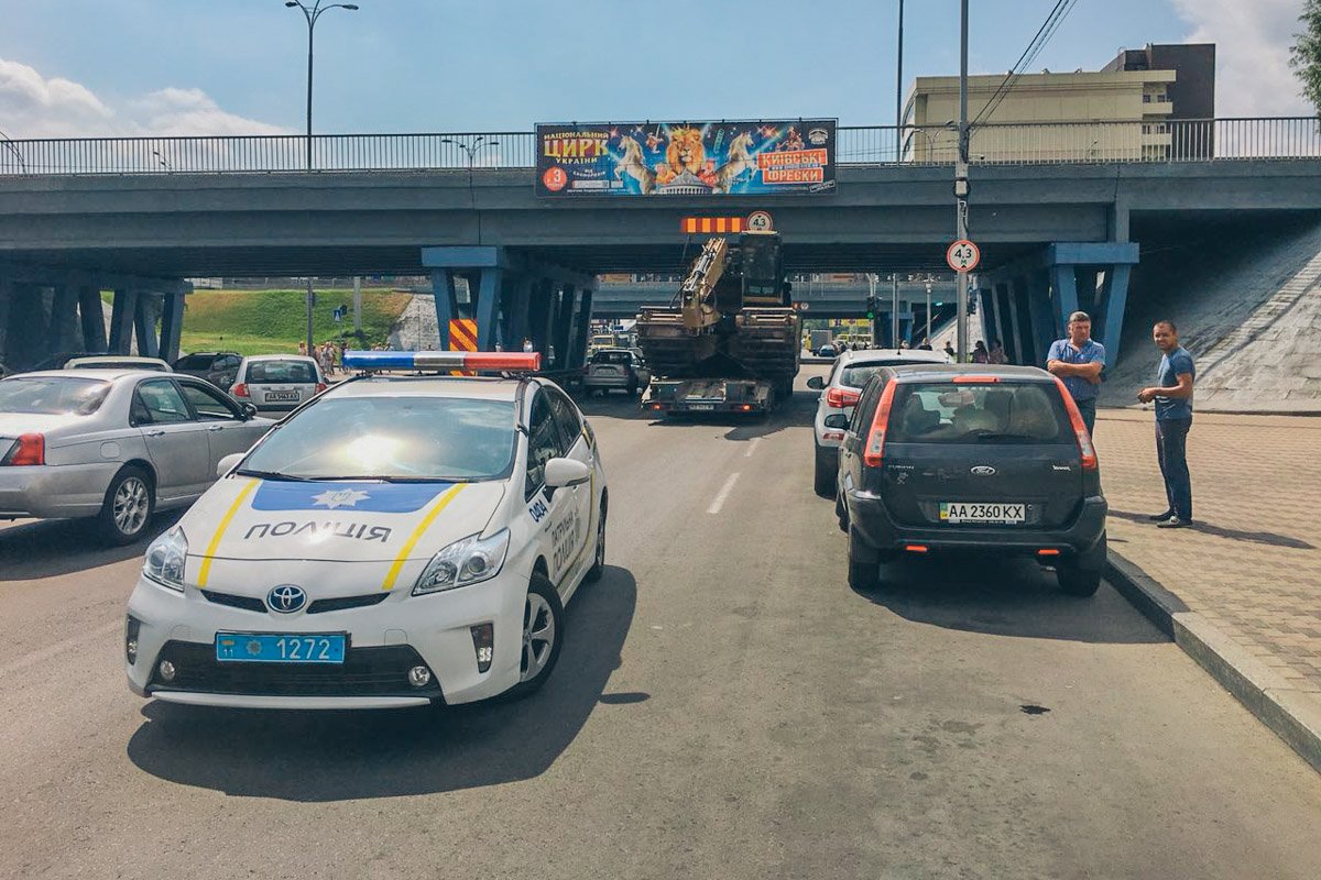 Автомобиль зацепил путепровод, пострадавших нет