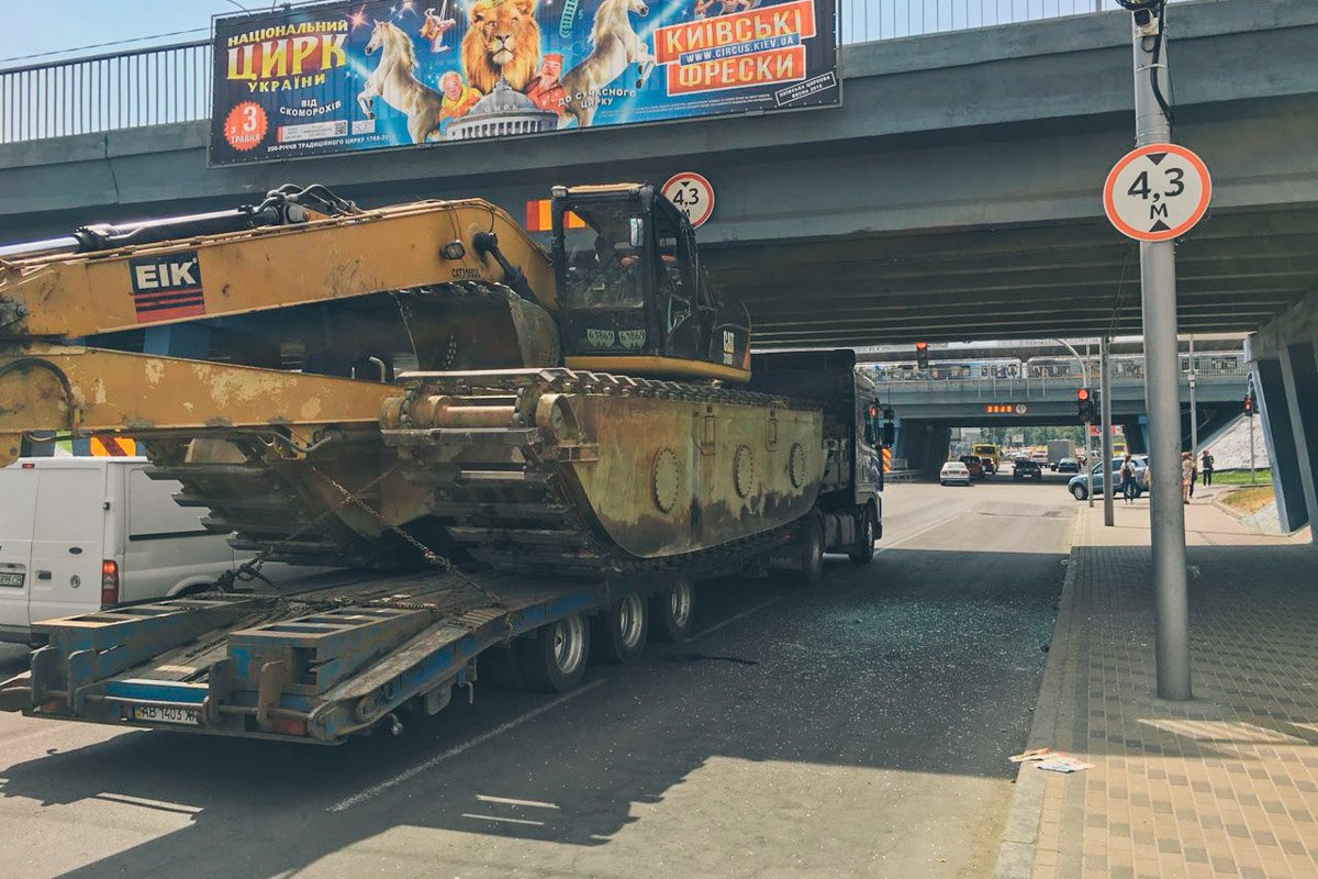 Полиция на месте зафиксировала факт ДТП, виновником которого является водитель грузовика