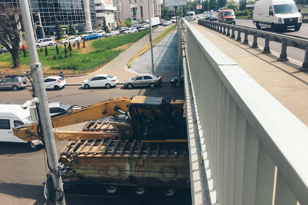Водитель не рассчитал габариты своего автомобиля