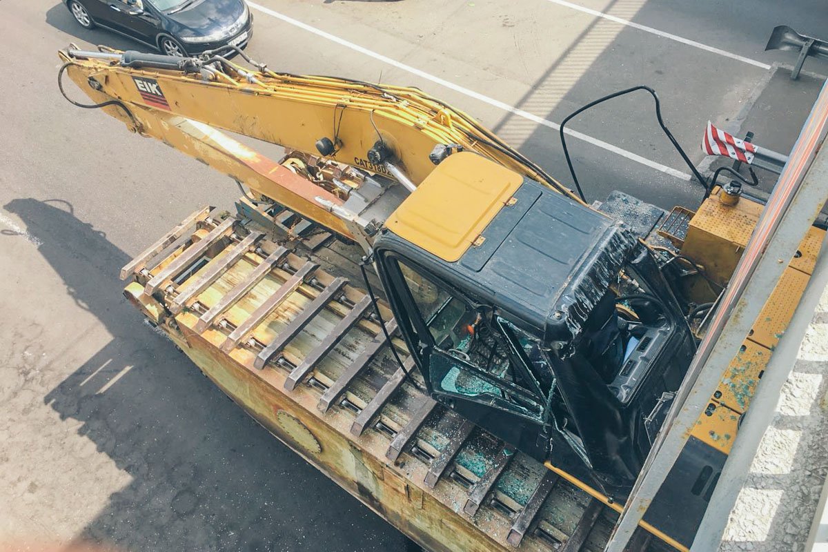 На экскаваторе частично смяло кабину